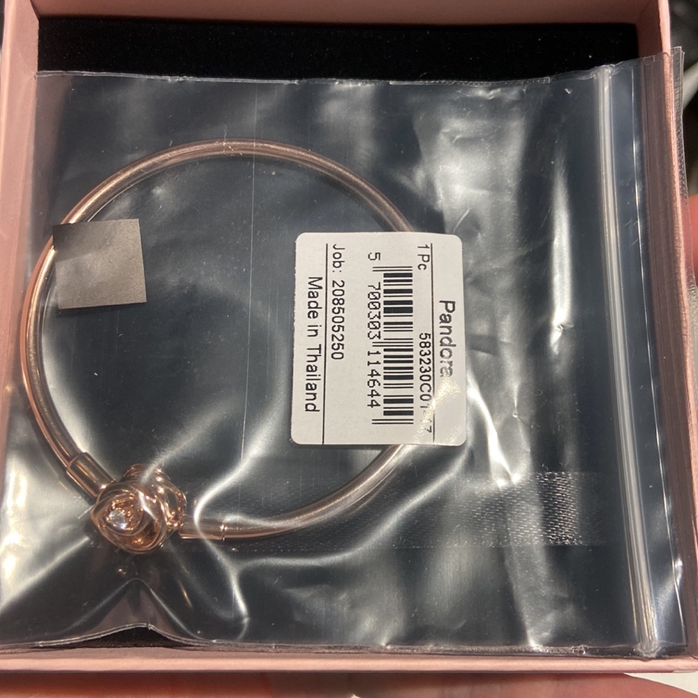 BNIB Pandora Moments Encircled Clasp rose gold bangle bracelet